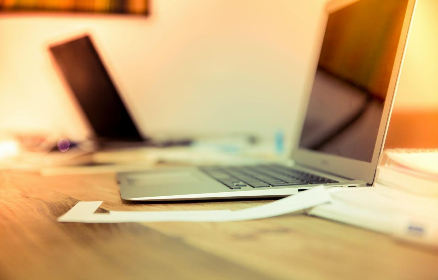 Équipe travaillant sur des analyses financières dans un bureau moderne